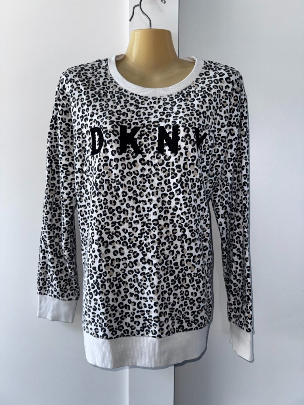 DKNY Women Leopard Print Sweatshirt Spellout Logo Size M Pullover Animal Print